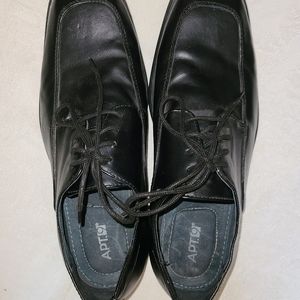 Mens sz 9.5 dress shoe. Black